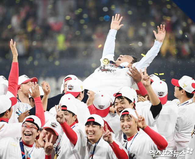 28일 오후 광주기아챔피언스필드에서 열린 '2024 신한 SOL Bank KBO 한국시리즈' 삼성 라이온즈와 KIA 타이거즈의 5차전 경기, KIA가 7:5의 스코어로 승리하며 7년 만에 통합 우승을 이뤄냈다. 경기 종료 후 KIA 선수단이 심재학 단장을 헹가래 치고 있다. 광주, 김한준 박지영 기자