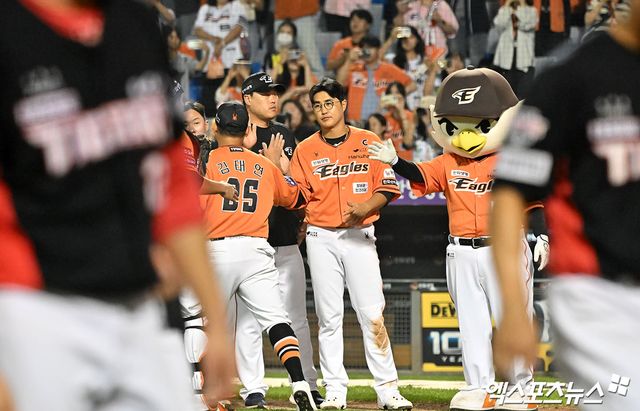 27일 오후 대전 한화생명이글스파크에서 열린 '2024 신한 SOL Bank KBO리그' KIA 타이거즈와 한화 이글스의 경기, 한화가 선발 와이스의 호투와 최인호의 쐐기 투런포에 힘입어 KIA에 8:0으로 완파하며 2연승을 기록했다. 이날 경기에서 승리한 한화 선수들이 기뻐하고 있다. 엑스포츠뉴스 DB