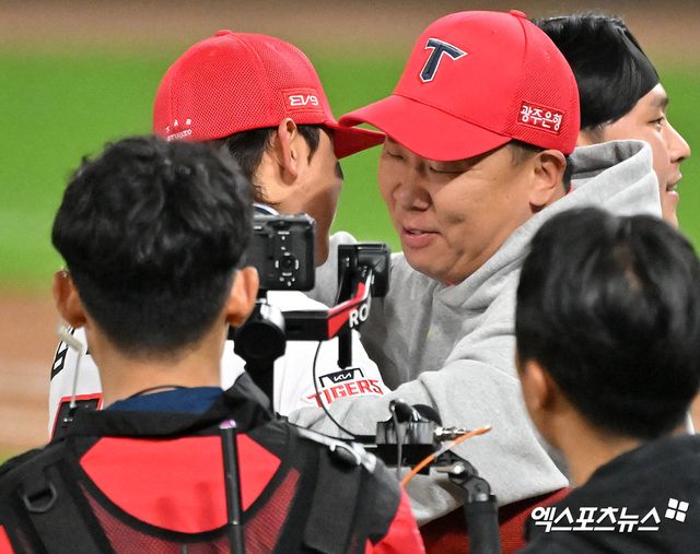 28일 오후 광주기아챔피언스필드에서 열린 '2024 신한 SOL Bank KBO 한국시리즈' 삼성 라이온즈와 KIA 타이거즈의 5차전 경기, KIA가 삼성에 7:5로 승리하며 7년 만에 통합 우승을 차지했다. 통합우승을 차지한 KIA 이범호 감독과 김도영이 함께 기뻐하고 있다. 엑스포츠뉴스 DB