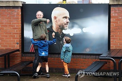 영국 매체 미러는 29일(한국시간) 맨유에서 물러난 텐 하흐 감독이 차 뒷자리에 몸을 숨긴 채 본국 네덜란드로 향했다고 보도했다.&nbsp;텐 하흐 감독은 지난 28일 맨유 구단에서 해고됐다. 지난 2년간 맨유를 이끌면서 리그컵과 FA컵 우승을 한 차례씩 이끌었으나 이번 시즌 9경기 승점 11점으로 맨유가 14위까지 추락하면서 경질됐다. 연합뉴스