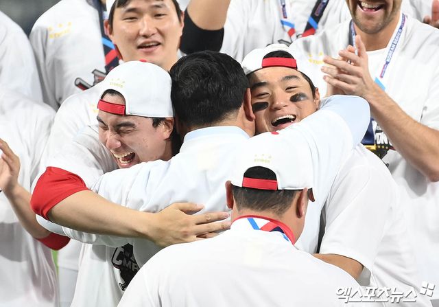 28일 오후 광주기아챔피언스필드에서 열린 '2024 신한 SOL Bank KBO 한국시리즈' 삼성 라이온즈와 KIA 타이거즈의 5차전 경기, KIA가 7:5의 스코어로 승리하며 7년 만에 통합 우승을 이뤄냈다. 경기 종료 후 KIA 심재학 단장이 정해영과 김도영을 끌어안고 있다. 엑스포츠뉴스 DB