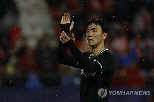 페예노르트가 3일(한국시간) 스페인 지로나에 있는 에스타디 무니시팔 데 몬틸리비에서 열린 지로나와의 2024-2025시즌 UEFA 챔피언스리그 리그 페이즈 2차전에서 3-2로 승리했다.&nbsp; 황인범이 두 경기 연속 챔피언스리그 선발 풀타임 활약한 황인범은 공격 포인트는 없었지만, 팀을 진두지휘하며 페예노르트의 올 시즌 챔피언스리그 첫 승리에 일조했다.&nbsp;연합뉴스