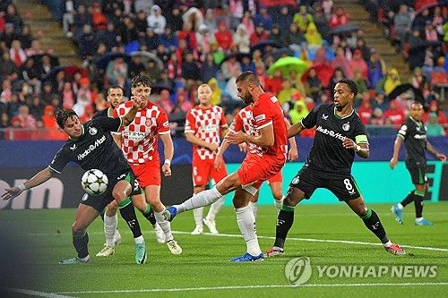 페예노르트가 3일(한국시간) 스페인 지로나에 있는 에스타디 무니시팔 데 몬틸리비에서 열린 지로나와의 2024-2025시즌 UEFA 챔피언스리그 리그 페이즈 2차전에서 3-2로 승리했다.&nbsp; 황인범이 두 경기 연속 챔피언스리그 선발 풀타임 활약한 황인범은 공격 포인트는 없었지만, 팀을 진두지휘하며 페예노르트의 올 시즌 챔피언스리그 첫 승리에 일조했다.&nbsp;연합뉴스