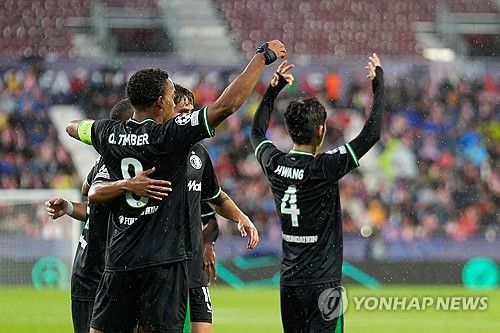 페예노르트가 3일(한국시간) 스페인 지로나에 있는 에스타디 무니시팔 데 몬틸리비에서 열린 지로나와의 2024-2025시즌 UEFA 챔피언스리그 리그 페이즈 2차전에서 3-2로 승리했다.&nbsp; 황인범이 두 경기 연속 챔피언스리그 선발 풀타임 활약한 황인범은 공격 포인트는 없었지만, 팀을 진두지휘하며 페예노르트의 올 시즌 챔피언스리그 첫 승리에 일조했다.&nbsp;연합뉴스