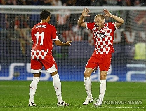 페예노르트가 3일(한국시간) 스페인 지로나에 있는 에스타디 무니시팔 데 몬틸리비에서 열린 지로나와의 2024-2025시즌 UEFA 챔피언스리그 리그 페이즈 2차전에서 3-2로 승리했다.&nbsp; 황인범이 두 경기 연속 챔피언스리그 선발 풀타임 활약한 황인범은 공격 포인트는 없었지만, 팀을 진두지휘하며 페예노르트의 올 시즌 챔피언스리그 첫 승리에 일조했다.&nbsp;연합뉴스