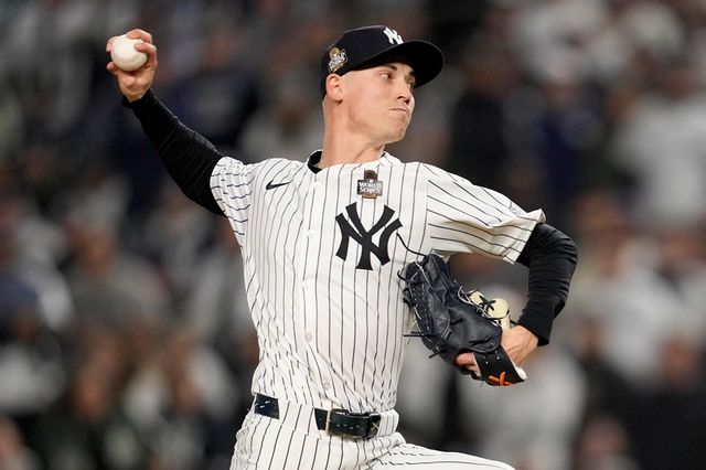 미국 메이저리그 뉴욕 양키스 우완 위버가 30일(이하 한국시간)&nbsp;미국 뉴욕주 뉴욕 브롱크스의 양키 스타디움에서 열린 다저스와의 2024 메이저리그(MLB) 월드시리즈(7전 4승제·다저스 3승) 4차전에서 1.1이닝 무실점 쾌투로 팀 승리를 지켜냈다. 사진 연합뉴스