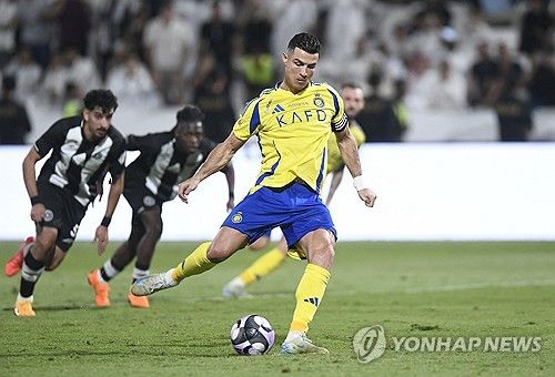 알 나스르가 30일(한국시간) 사우디아바리리야드에 있는 알 아왈 파크에서 열린 알 타아원과의 2024-2025시즌 사우디 킹스(리그컵) 16강 맞대결에서 상대 왈리드 알 아메드에게 결승골을 내주며 0-1로 패해 탈락했다.&nbsp;호날두는 경기 막판 페널티킥을 실축해 스스로 자멸했다. 연합뉴스