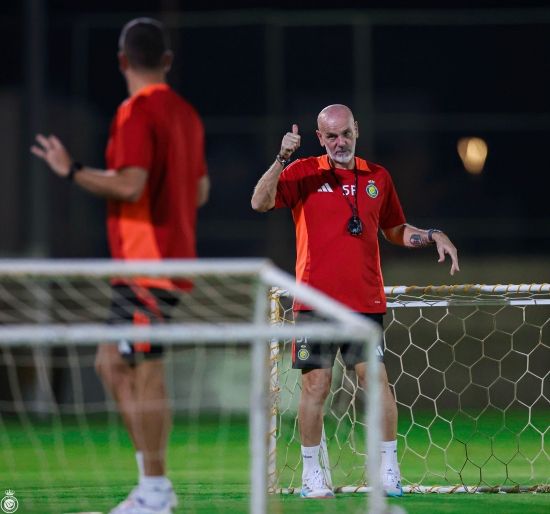 알 나스르가 30일(한국시간) 사우디아바리리야드에 있는 알 아왈 파크에서 열린 알 타아원과의 2024-2025시즌 사우디 킹스(리그컵) 16강 맞대결에서 상대 왈리드 알 아메드에게 결승골을 내주며 0-1로 패해 탈락했다.&nbsp;호날두는 경기 막판 페널티킥을 실축해 스스로 자멸했다. 알나스르