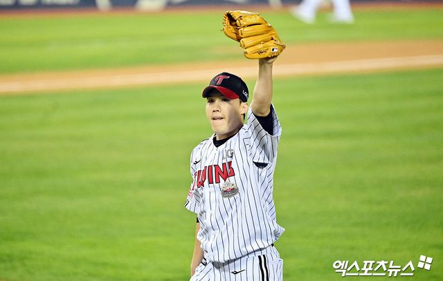 LG 트윈스 선발투수 임찬규가 지난 11일 KT 위즈와의 준플레이오프 경기에 선발 등판해 호투한 뒤 세리머니하고 있다. 엑스포츠뉴스 DB