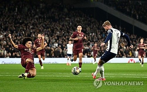 토트넘이 31일(한국시간) 영국 런던에 있는 토트넘 홋스퍼 스타디움에서 열린 맨체스터 시티와의 2024-2025시즌 카라바오컵 4라운드 맞대결에서 2-1로 승리해 8강에 진출했다. 손흥민이 부상 여파로 빠진 가운데 토트넘은 베르너의 결정력이 폭발하면서 맨시티위 뒷공간 공략에 성공했다. 양팀 모두 부상자가 많았지만, 손흥민 없이 어린 선수들이 대거 나온 맨시티를 잡아내면서 홈에서 극적인 승리를 따냈다. 연합뉴스