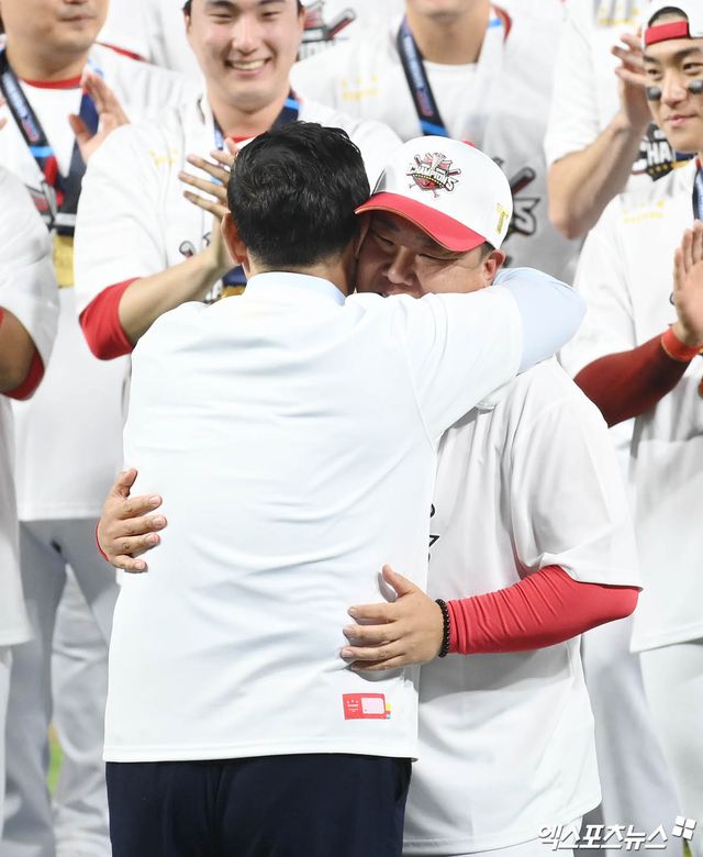 28일 오후 광주기아챔피언스필드에서 열린 '2024 신한 SOL Bank KBO 한국시리즈' 삼성 라이온즈와 KIA 타이거즈의 5차전 경기, KIA가 7:5의 스코어로 승리하며 7년 만에 통합 우승을 이뤄냈다. 경기 종료 후 KIA 심재학 단장과 이범호 감독이 포옹을 나누고 있다. 엑스포츠뉴스 DB