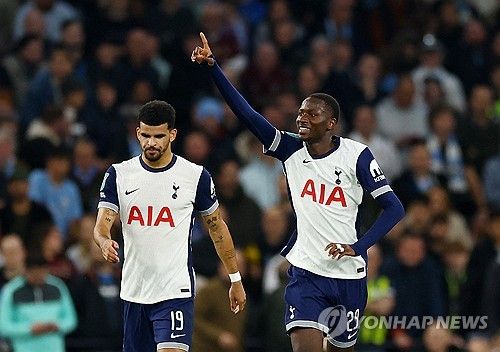 토트넘이 31일(한국시간) 영국 런던에 있는 토트넘 홋스퍼 스타디움에서 열린 맨체스터 시티와의 2024-2025시즌 카라바오컵 4라운드 맞대결에서 2-1로 승리해 8강에 진출했다. 손흥민이 부상 여파로 빠진 가운데 토트넘은 베르너의 결정력이 폭발하면서 맨시티위 뒷공간 공략에 성공했다. 양팀 모두 부상자가 많았지만, 손흥민 없이 어린 선수들이 대거 나온 맨시티를 잡아내면서 홈에서 극적인 승리를 따냈다. 연합뉴스