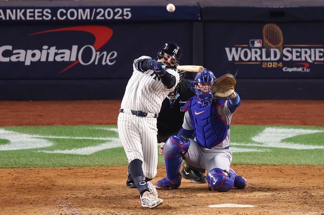 미국 메이저리그 뉴욕 양키스의 포수 웰스(오른쪽)가 30일(이하 한국시간)&nbsp;미국 뉴욕주 뉴욕 브롱크스의 양키 스타디움에서 열린 다저스와의 2024 메이저리그(MLB) 월드시리즈(7전 4승제·다저스 3승) 4차전에서 6회말 솔로 홈런을 기록한 뒤 세리머니를 하고 있다. 사진 연합뉴스