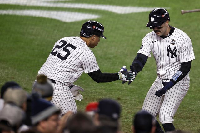 미국 메이저리그 뉴욕 양키스의 포수 웰스(오른쪽)가 30일(이하 한국시간)&nbsp;미국 뉴욕주 뉴욕 브롱크스의 양키 스타디움에서 열린 다저스와의 2024 메이저리그(MLB) 월드시리즈(7전 4승제·다저스 3승) 4차전에서 6회말 솔로 홈런을 기록한 뒤 세리머니를 하고 있다. 사진 연합뉴스