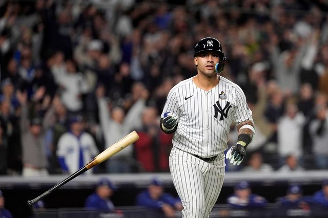 미국 메이저리그 뉴욕 양키스의 토레스가 30일(이하 한국시간)&nbsp;미국 뉴욕주 뉴욕 브롱크스의 양키 스타디움에서 열린 다저스와의 2024 메이저리그(MLB) 월드시리즈(7전 4승제·다저스 3승) 4차전에서 8회말 쐐기 3점 홈런을 터뜨렸다. 사진 연합뉴스