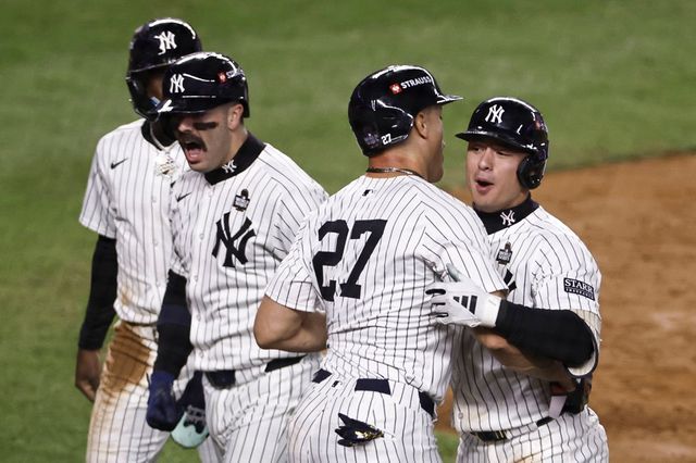 미국 메이저리그 뉴욕 양키스의 볼피(오른쪽 첫 번째)가 30일(이하 한국시간)&nbsp;미국 뉴욕주 뉴욕 브롱크스의 양키 스타디움에서 열린 다저스와의 2024 메이저리그(MLB) 월드시리즈(7전 4승제·다저스 3승) 4차전에서 3회말 결승 역전 만루 홈런을 때려내며 팀 승리를 이끌었다. 사진 연합뉴스