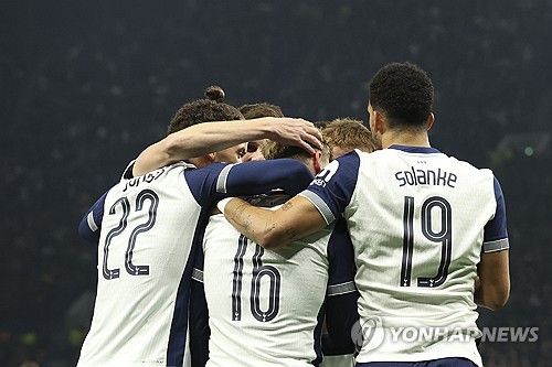 토트넘이 31일(한국시간) 영국 런던에 있는 토트넘 홋스퍼 스타디움에서 열린 맨체스터 시티와의 2024-2025시즌 카라바오컵 4라운드 맞대결에서 2-1로 승리해 8강에 진출했다. 손흥민이 부상 여파로 빠진 가운데 토트넘은 베르너의 결정력이 폭발하면서 맨시티위 뒷공간 공략에 성공했다. 양팀 모두 부상자가 많았지만, 손흥민 없이 어린 선수들이 대거 나온 맨시티를 잡아내면서 홈에서 극적인 승리를 따냈다. 연합뉴스