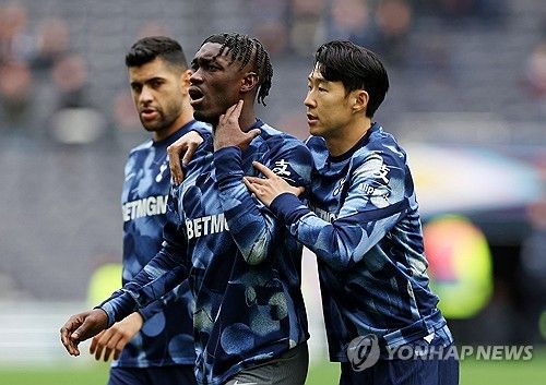 토트넘이 31일(한국시간) 영국 런던에 있는 토트넘 홋스퍼 스타디움에서 열린 맨체스터 시티와의 2024-2025시즌 카라바오컵 4라운드 맞대결에서 2-1로 승리해 8강에 진출했다. 손흥민이 부상 여파로 빠진 가운데 토트넘은 베르너의 결정력이 폭발하면서 맨시티위 뒷공간 공략에 성공했다. 양팀 모두 부상자가 많았지만, 손흥민 없이 어린 선수들이 대거 나온 맨시티를 잡아내면서 홈에서 극적인 승리를 따냈다. 연합뉴스