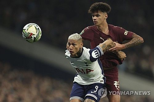 토트넘이 31일(한국시간) 영국 런던에 있는 토트넘 홋스퍼 스타디움에서 열린 맨체스터 시티와의 2024-2025시즌 카라바오컵 4라운드 맞대결에서 2-1로 승리해 8강에 진출했다. 손흥민이 부상 여파로 빠진 가운데 토트넘은 베르너의 결정력이 폭발하면서 맨시티위 뒷공간 공략에 성공했다. 양팀 모두 부상자가 많았지만, 손흥민 없이 어린 선수들이 대거 나온 맨시티를 잡아내면서 홈에서 극적인 승리를 따냈다. 연합뉴스