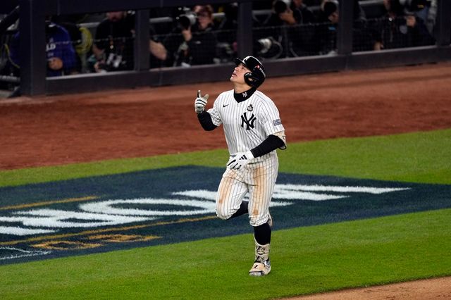 미국 메이저리그 뉴욕 양키스의 볼피가 30일(이하 한국시간)&nbsp;미국 뉴욕주 뉴욕 브롱크스의 양키 스타디움에서 열린 다저스와의 2024 메이저리그(MLB) 월드시리즈(7전 4승제·다저스 3승) 4차전에서 3회말 결승 역전 만루 홈런을 때려내며 팀 승리를 이끌었다. 사진 연합뉴스