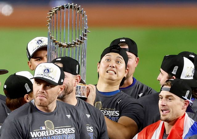 미국 메이저리그 LA 다저스의 슈퍼스타 오타니 쇼헤이가 31일(한국시간) 미국 뉴욕주 뉴욕 브롱스의 양키스타디움에서 열린 2024 메이저리그(MLB) 월드시리즈(7전4승제) 5차전에서 팀이 우승을 확정한 뒤 동료들과 트로피를 들고 기념 촬영을 진행했다. 사진 연합뉴스
