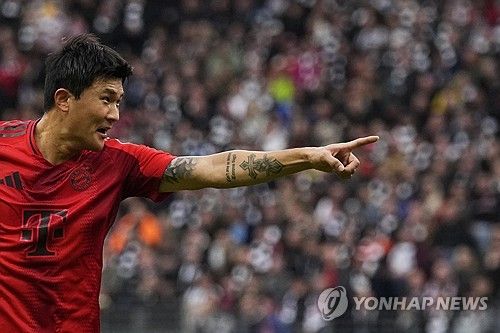 바이에른 뮌헨은 31일(한국시간) 독일 마인츠에 위치한 메바 스타디움에서 열린 마인츠와의 2024-2025시즌 독일축구연맹(DFB)-포칼 2라운드 맞대결서 4-0 대승을 거뒀다. 에이스 자말 무시알라의 해트트릭이 터지며 손쉽게 승리를 가져갔다.&nbsp;김민재와 에릭 다이어가 탄탄한 수비로 모처럼 호평을 받았다. 연합뉴스