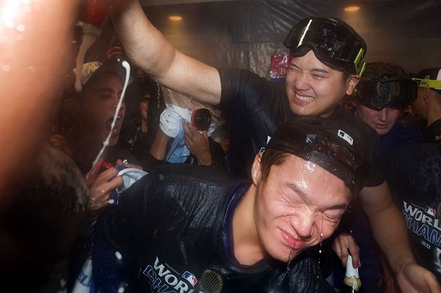 미국 메이저리그 LA 다저스의 슈퍼스타 오타니 쇼헤이가 31일(한국시간) 미국 뉴욕주 뉴욕 브롱스의 양키스타디움에서 열린 2024 메이저리그(MLB) 월드시리즈(7전4승제) 5차전에서 팀이 우승을 확정한 뒤 동료들과 라커룸에서 샴페인 파티를 즐겼다. 사진 연합뉴스