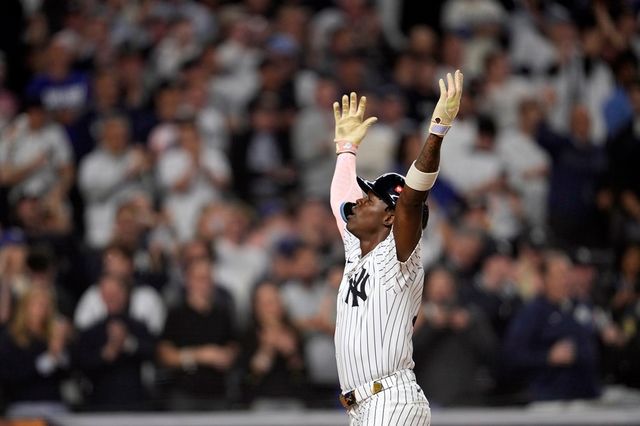 미국 메이저리그 뉴욕 양키스의 치좀이 미국 뉴욕주 뉴욕 브롱스의 양키스타디움에서 열린 2024 메이저리그(MLB) 월드시리즈(7전 4승제·양키스 1승 3패) 5차전에서 1회말 솔로 홈런을 기록한 뒤 기뻐하고 있다. 사진 연합뉴스