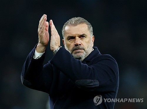 안지 포스테코글루 토트넘 감독이 31일(한국시간) 영국 런던에 있는 토트넘 홋스퍼 스타디움에서 열린 맨체스터 시티와의 2024-2025시즌 카라바오컵 4라운드 경기 후 기자회견에서 판더펜이 햄스트링에 불편함을 느껴 빠졌다고 말했다.&nbsp; 토트넘은 이날 맨시티와의 경기에서 티모 베르너, 파페 사르의 연속골로 마테우스 누녜스가 한 골 만회한 상대를 2-1로 제압하고 8강전에 진출했다.&nbsp; 연합뉴스