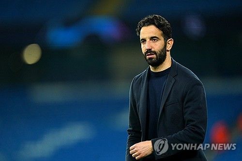 맨체스터 유나이티드가 에릭 텐 하흐 후임으로 후벵 아모림 스포르팅 감독을 선임한다. 오늘 내로 공식 발표가 나올 거라는 전망이다.&nbsp;영국 스카이스포츠는 31일(한국시간) 맨유가 아모림과 2027년까지 2년 반 계약에 합의했다고 보도했다. 여기에는 1년 연장 옵션이 포함된 것으로 알려졌다. 아모림은 11월 A매치 휴식기 중에 합류할 예정이다. 연합뉴스