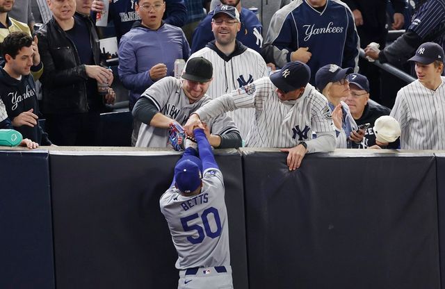 30일(한국시간) 미국 뉴욕의 양키스타디움에서 열린 뉴욕 양키스와 LA 다저스의 월드시리즈에서 1회말 다저스 무키 베츠의 수비를 방해한 관중들이 퇴장당했다. 사진 연합뉴스