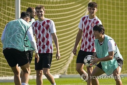 김민수가 31일(한국시간) 스페인 알멘드랄레호에 있는 에스타디오 프란시스코 데 라 에라에서 열린 CD엑스트레마두라(5부)와의 2024-2025시즌 코파 델 레이 1라운드 원정 경기에 선발 출전했다.&nbsp; 지로나에서 성장 중인 김민수는 지난 레알 소시에다드와의 라리가 홈 경기에서 교체 출전해 데뷔전을 치른 데 이어, 이날 경기에 선발 출전하며 선발 데뷔전도 가졌다.&nbsp;연합뉴스