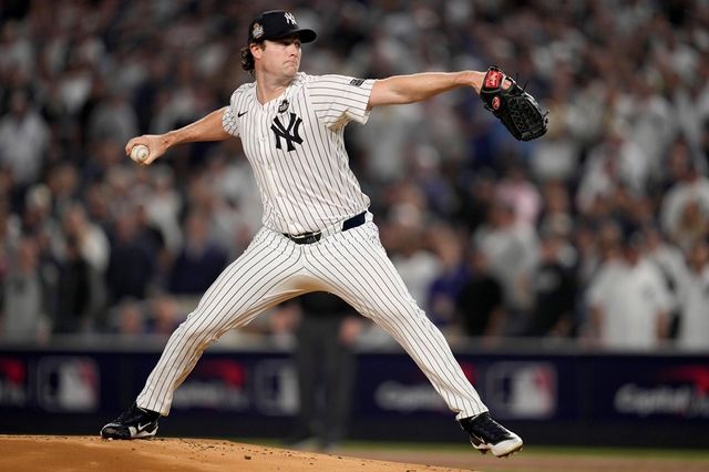 미국 메이저리그 뉴욕 양키스의 에이스 게릿 콜이 미국 뉴욕주 뉴욕 브롱스의 양키스타디움에서 열린 2024 메이저리그(MLB) 월드시리즈(7전 4승제·다저스 3승 1패) 5차전에 선발등판, 수비 실책 속에 승리투수가 되지 못했다. 사진 연합뉴스
