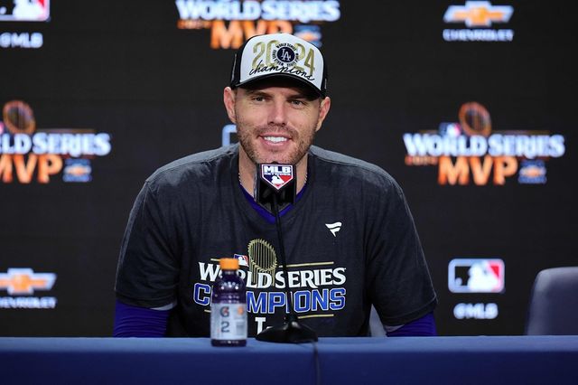 프리먼은 31일(한국시간) 미국 뉴욕 양키스타디움에서 열린 2024 메이저리그 월드시리즈 5차전에 3번 타자 1루수로 선발 출전해 4타수 1안타 2타점 1볼넷으로 팀의 7-6 역전승에 이바지했다.&nbsp;AFP 연합뉴스