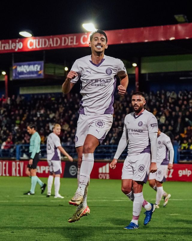 김민수가 31일(한국시간) 스페인 알멘드랄레호에 있는 에스타디오 프란시스코 데 라 에라에서 열린 CD엑스트레마두라(5부)와의 2024-2025시즌 코파 델 레이 1라운드 원정 경기에 선발 출전했다.&nbsp; 지로나에서 성장 중인 김민수는 지난 레알 소시에다드와의 라리가 홈 경기에서 교체 출전해 데뷔전을 치른 데 이어, 이날 경기에 선발 출전하며 선발 데뷔전도 가졌다.&nbsp;지로나