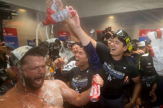 미국 메이저리그 LA 다저스의 슈퍼스타 오타니 쇼헤이가 31일(한국시간) 미국 뉴욕주 뉴욕 브롱스의 양키스타디움에서 열린 2024 메이저리그(MLB) 월드시리즈(7전4승제) 5차전에서 팀이 우승을 확정한 뒤 동료들과 라커룸에서 샴페인 파티를 즐겼다. 사진 연합뉴스