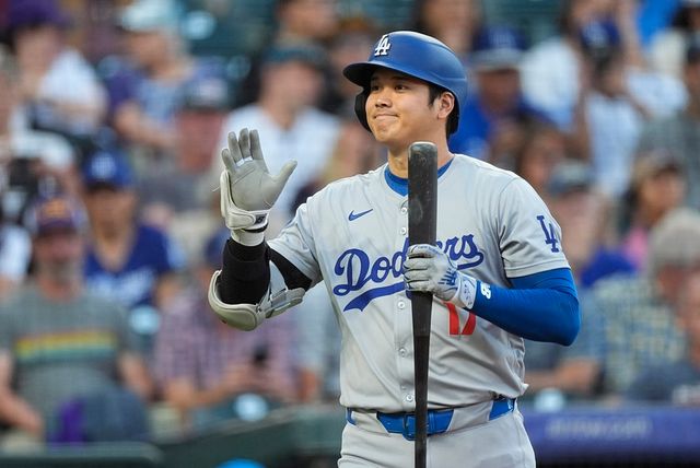 오타니는 6일(한국시간) 다저스타디움에서 열릴 '2024 메이저리그 포스트시즌' 샌디에이고와 내셔널리그 디비전 시리즈 1차에서 선발 출전할 예정이다. 메이저리그 역사에 남을 시즌을 보낸 오타니는 이날 생애 첫 가을야구를 치를 계획이다. 연합뉴스 AP