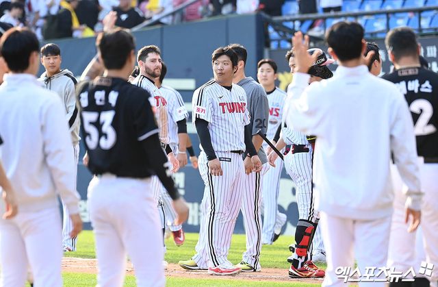 5일 오후 서울 송파구 잠실야구장에서 열린 '2024 신한 SOL Bank KBO 포스트시즌' KT 위즈와 LG 트윈스의 준플레이오프 1차전 경기, KT가 3:2의 스코어로 승리하며 기선제압에 성공, 플레이오프 진출 확률 87.9%를 가져갔다. 경기 종료 후 LG 선수들이 패배에 아쉬워하고 있다. 잠실, 박지영 기자