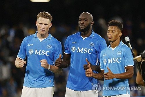 나폴리가 5일(한국시간) 이탈리아 나폴리에 있는 스타디오 디에고 아르만도 마라도나에서 열린 코모와의 2024-2025시즌 세리에A 7라운드 홈 경기에서 3-1로 완승을 거뒀다.&nbsp; 나폴리는 헬라스 베로나와의 리그 개막전 패배 후 무패 행진을 질주하며 리그 단독 선두(5승 1무 1패∙승점 16)로 올라섰다. 아직 7라운드를 치르지 않은 2위 유벤투스(3승 3무∙승점 12)가 승리하더라도 승점 차는 1점이다.&nbsp;콘테 감독 부임 이후 나폴리는 지난 시즌 10위로 추락했던 모습을 완벽히 털어내고 안정감을 되찾았다. 유벤투스가 6경기 무실점을 펼치는 등 비상식적인 안정감을 보이고 있지만, 나폴리는 현재 리그 최다 득점(14골)을 기록하며 유벤투스와 같이 골득실 +9를 유지하고 있다.&nbsp;연합뉴스