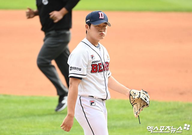 3일 오후 서울 송파구 잠실야구장에서 열린 '2024 신한 SOL Bank KBO 포스트시즌' KT 위즈와 두산 베어스의 와일드카드 결정전 2차전 경기, 7회초 2사 1,2루 두산 김택연이 KT 로하스를 헛스윙 삼진 아웃으로 잡아낸 뒤 기뻐하고 있다. 엑스포츠뉴스 DB
