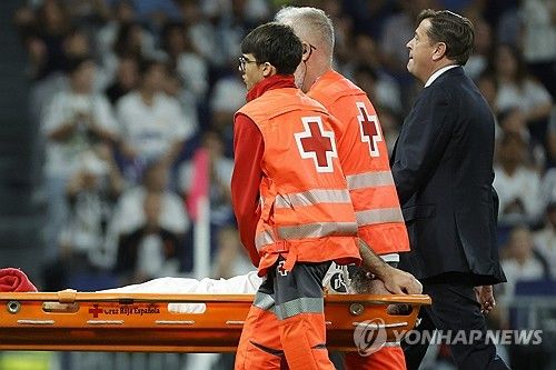 카르바할이 6일(한국시간) 스페인 마드리드에 있는 산티아고 베르나베우에서 열린 레알 마드리드와 비야레알의 2024-2025시즌 라리가 9라운드 홈 경기에 우측 풀백으로 선발 출장했다.&nbsp; 2-0으로 레알이 앞서던 후반 추가시간 47분 카르바할은 상대 예레미 피노와 충돌한 뒤 쓰러졌다. 카르바할은 오른쪽 무릎을 부여 잡고 극심한 통증을 호소했다. 동료들이 그에게 달려들어 그의 상태를 살폈지만, 좀처럼 통증을 주체하지 못했다.&nbsp;연합뉴스