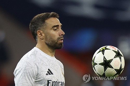 카르바할이 6일(한국시간) 스페인 마드리드에 있는 산티아고 베르나베우에서 열린 레알 마드리드와 비야레알의 2024-2025시즌 라리가 9라운드 홈 경기에 우측 풀백으로 선발 출장했다.&nbsp; 2-0으로 레알이 앞서던 후반 추가시간 47분 카르바할은 상대 예레미 피노와 충돌한 뒤 쓰러졌다. 카르바할은 오른쪽 무릎을 부여 잡고 극심한 통증을 호소했다. 동료들이 그에게 달려들어 그의 상태를 살폈지만, 좀처럼 통증을 주체하지 못했다.&nbsp;연합뉴스