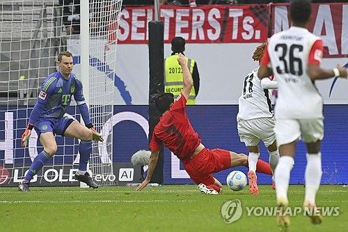 뮌헨이 7일(한국시간) 독일 프랑크푸르트의 도이체 방크 파르크에서 열린 아인라흐트 프랑크푸르트와의 2024-2025시즌 분데스리가 6라운드 원정 경기에서 3-3 무승부를 거뒀다.&nbsp;김민재는 시즌 첫 골을 넣었지만, 3실점을 내주면서 독일 언론들로부터 좋은 평가를 받지 못했다. 연합뉴스