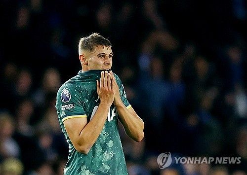 포스테코글루 감독이 7일(한국시간) 영국 브라이턴 근교 팔머에 있는 아메리칸 익스프레스 스타디움에서 열린 브라이턴 앤드 호브 앨비언과 토트넘 홋스퍼의 2024-2025시즌 잉글리시 프리미어리그 7라운드 원정 경기 2-3 역전패 이후 기자회견에서 당장 손흥민이 그리운 것은 아니라고 말했다.&nbsp;연합뉴스