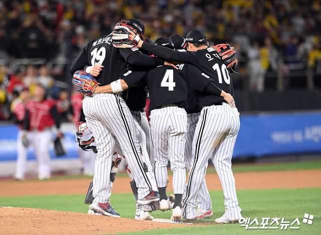 8일 오후 수원KT위즈파크에서 열린 '2024 신한 SOL Bank KBO 포스트시즌' LG 트윈스와 KT 위즈의 준플레이오프 3차전 경기, LG가 오스틴의 스리런포와 손주영의 호투에 힘입어 6:5 승리를 거뒀다. 이날 경기를 승리로 마친 LG 선수들이 기뻐하고 있다. 수원, 고아라 기자