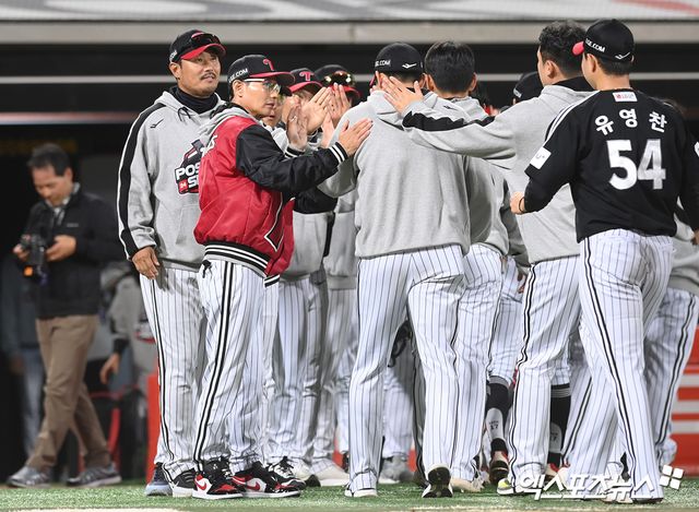 8일 오후 수원KT위즈파크에서 열린 '2024 신한 SOL Bank KBO 포스트시즌' LG 트윈스와 KT 위즈의 준플레이오프 3차전 경기, LG가 오스틴의 스리런포와 손주영의 호투에 힘입어 6:5 승리를 거뒀다. 이날 경기를 승리로 마친 LG 염경엽 감독이 호투를 펼친 손주영을 격려하고 있다. 수원, 고아라 기자
