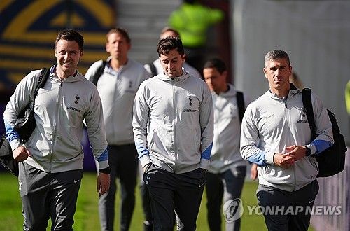 글로벌 스포츠 매체 '디애슬레틱'이 9일(한국시간) 토트넘 수석코치 메이슨이 벨기에 명문 팀 안더레흐트 감독직을 위해 대화를 나누고 있다고 보도했다.&nbsp;두 번이나 임시 감독을 맡았던 메이슨은 30대에 드디어 정식 감독 데뷔 기회를 잡았다. 연합뉴스