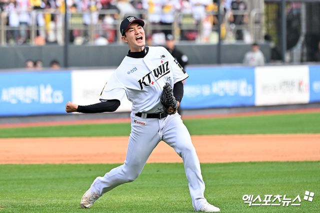 KT 투수 고영표는 9일 수원 KT위즈파크에서 열린 '2024 신한 SOL Bank KBO 포스트시즌' LG와 준플레이오프(5전 3승제) 4차전에서 구원 등판했다. 3⅓이닝 1실점으로경기 중후반 LG 타선을 막아내며 팀 승리에 힘을 보탰다. 수원, 김한준 기자