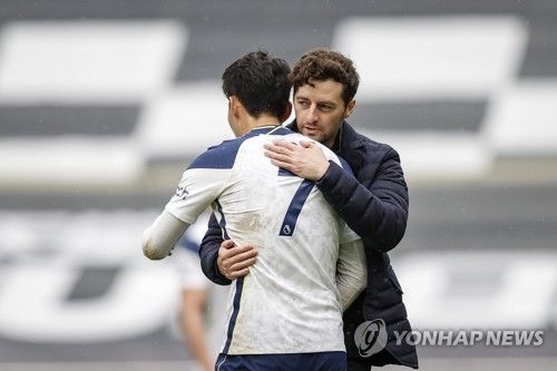 글로벌 스포츠 매체 '디애슬레틱'이 9일(한국시간) 토트넘 수석코치 메이슨이 벨기에 명문 팀 안더레흐트 감독직을 위해 대화를 나누고 있다고 보도했다.&nbsp;두 번이나 임시 감독을 맡았던 메이슨은 30대에 드디어 정식 감독 데뷔 기회를 잡았다. 연합뉴스