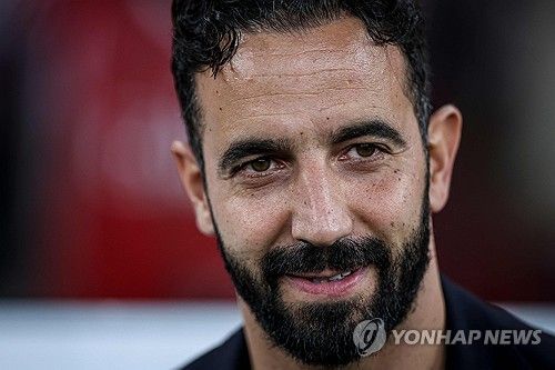 1985년생 젊은 감독 후벵 아모림이 세계적인 명문 구단이자 2013년 알렉스 퍼거슨 감독 은퇴 뒤 프리미어리그 무관 수난을 겪고 있는 맨체스터 유나이티드 새 지휘봉을 잡는다. 맨유는 아모림 감독과 오는 2027년 6월까지 2년 6개월간 계약했다고 1일 공식 발표했다. 아모림 감독은 오는 11일부터 맨유 사무실에 출근한다. 데뷔전은 오는 25일 강등권 입스위치와의 원정 경기가 될 전망이다. 연합뉴스